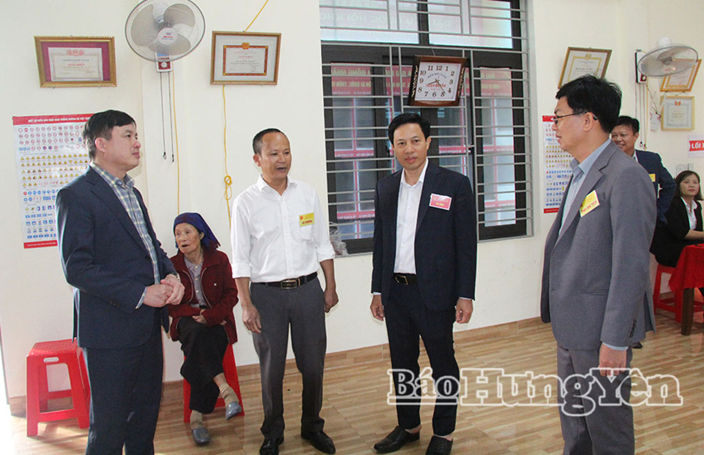 Đồng chí Lại Văn Hoàn, Phó Chủ tịch UBND tỉnh kiểm tra bầu cử tại các xã Hưng Phú, Nam Cường, Tây Tiền Hải
