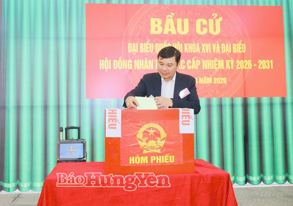 Đồng chí Phó Chủ tịch Thường trực UBND tỉnh Nguyễn Lê Huy dự lễ khai mạc bầu cử  tại xã Hưng Hà