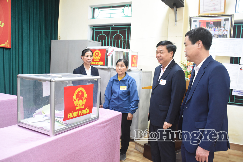 Đồng chí Chủ nhiệm Ủy ban Kiểm tra Tỉnh ủy Nguyễn Quang Hưng kiểm tra công tác bầu cử tại một số địa phương
